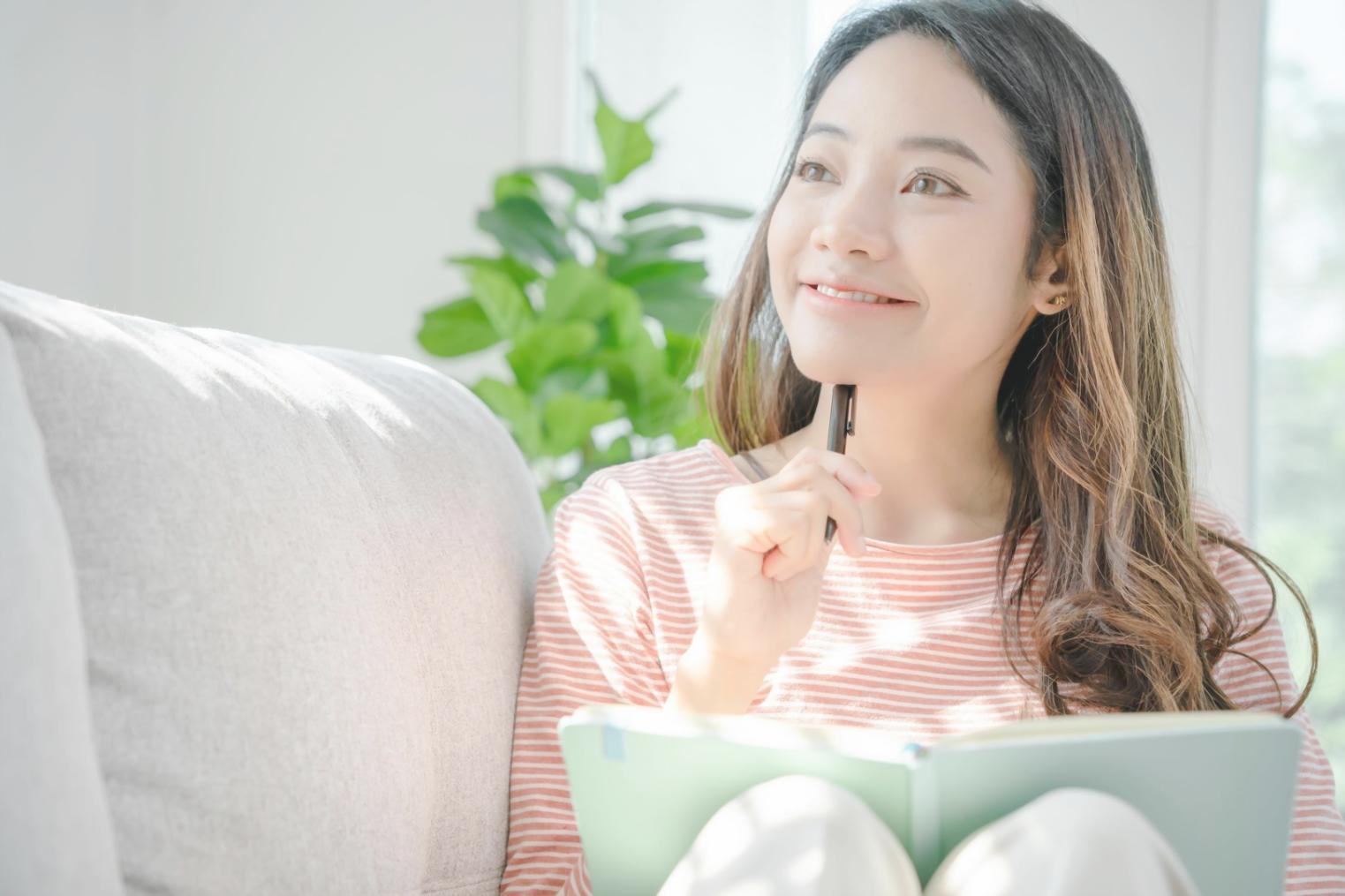 Участники мастер-класса работают с финансовыми документами и обсуждают стратегии бюджетирования